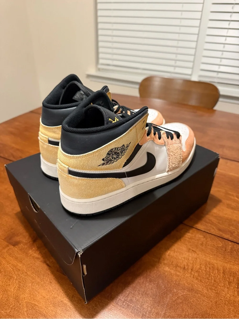 Jordan 1 Mid SE Flight Club